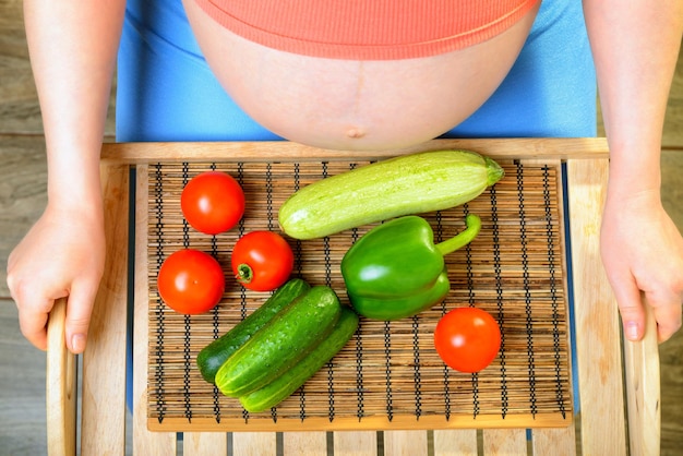 Femme enceinte avec des légumes