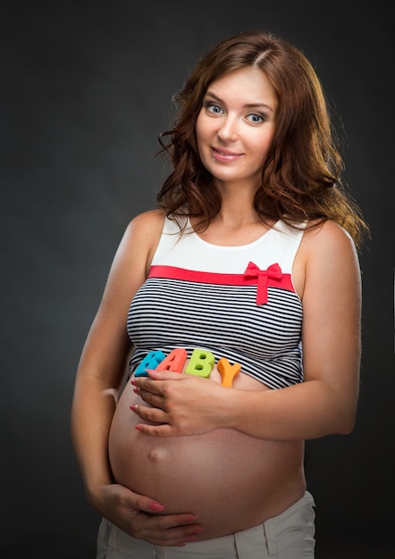 Femme Enceinte Avec Des Lettres De Bébé