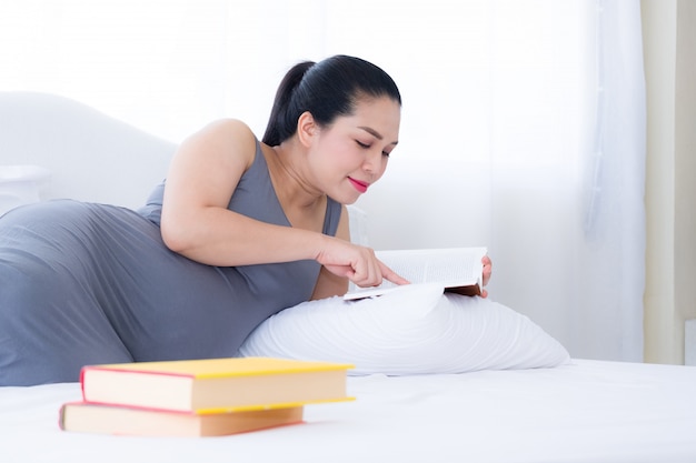 Femme enceinte en lisant un livre. Soins de santé mentale et grossesse.