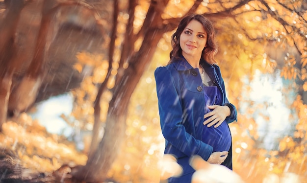 Femme enceinte lors d'une promenade dans le parc