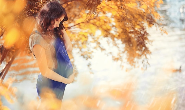 Femme enceinte lors d'une promenade dans le parc