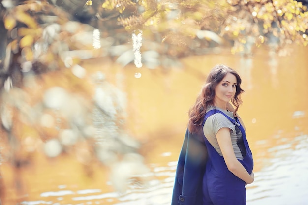 Femme enceinte lors d'une promenade dans le parc