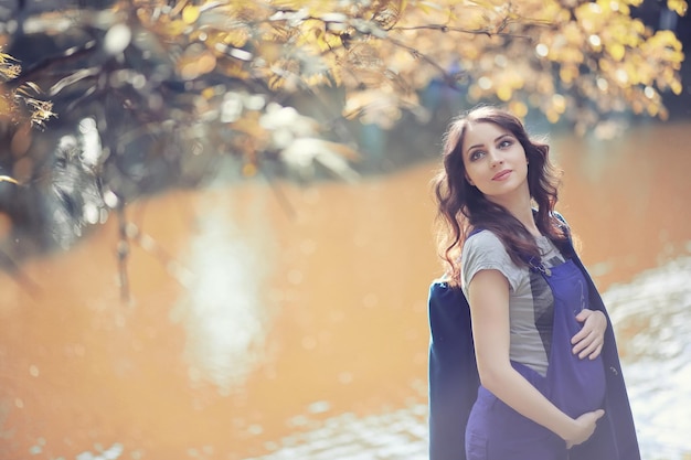 Femme enceinte lors d'une promenade dans le parc