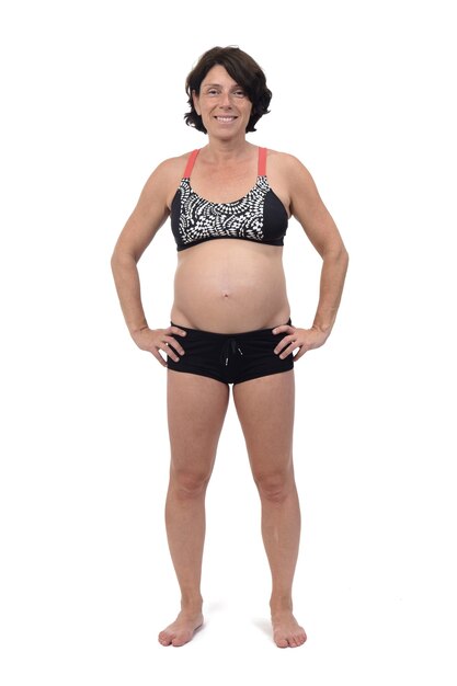 Femme enceinte avec maillot de bain sur fond blanc