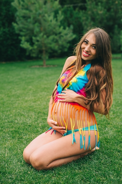 femme enceinte en maillot de bain