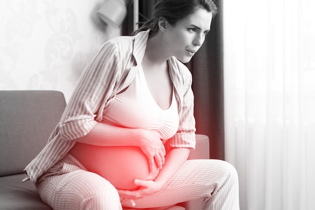 Une femme enceinte à la maison se sent malade Différents problèmes de santé pendant la grossesse