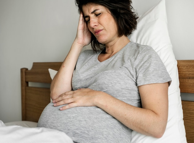 Femme enceinte avec mal de tête