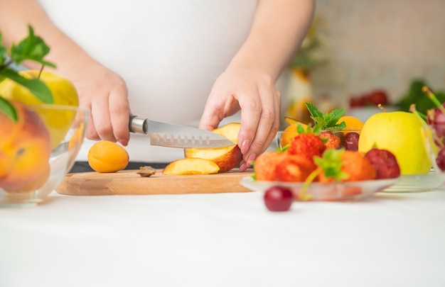 Une femme enceinte mange des fruits