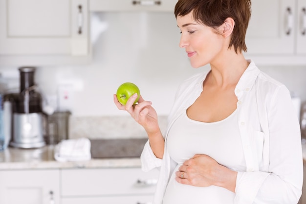 Femme enceinte mange une pomme