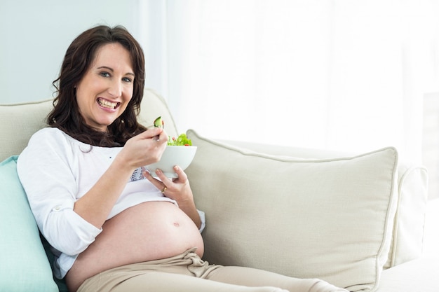 Femme Enceinte, Manger, Salade, Divan