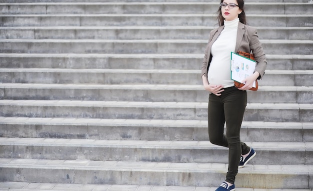 Femme enceinte marchant dans la rue