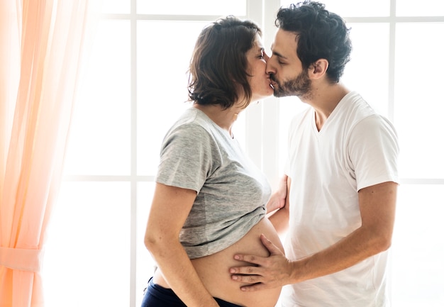 Femme enceinte et mari s&#39;embrasser