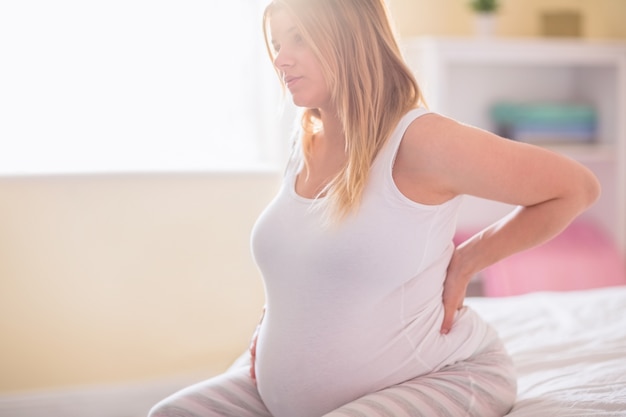 Femme enceinte avec maux de dos