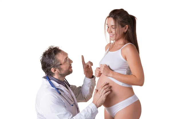 Femme enceinte et médecin ayant une conversation