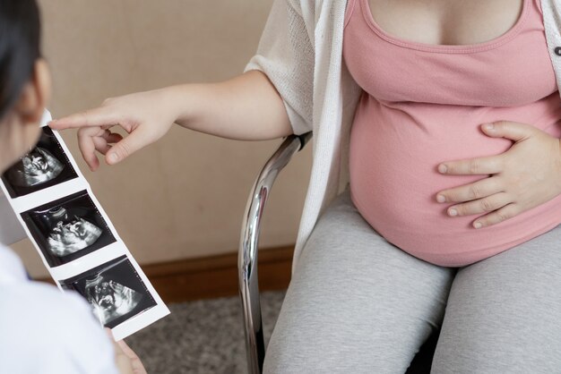 Femme enceinte et médecin gynécologue à l'hôpital