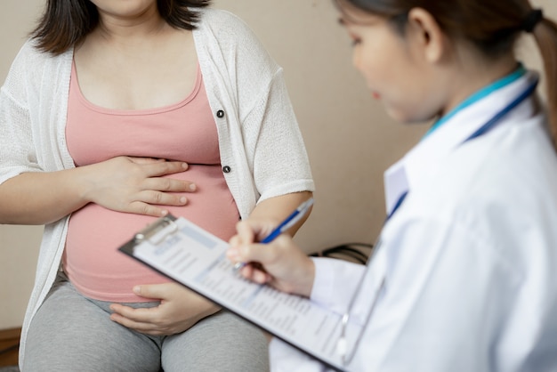 Femme enceinte et médecin gynécologue à l'hôpital