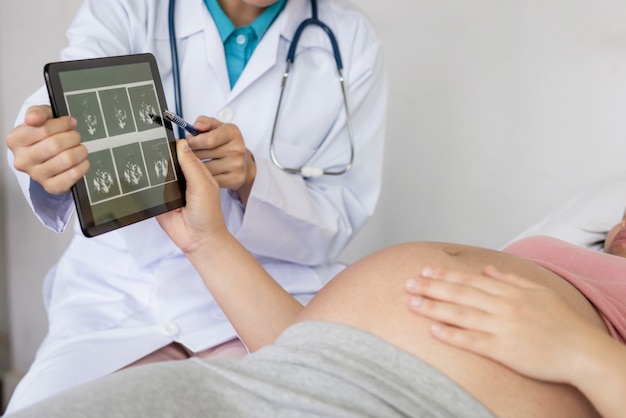 Femme enceinte et médecin gynécologue à l'hôpital