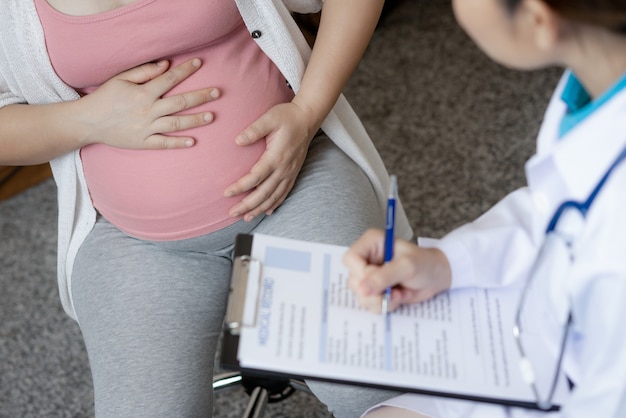 Femme enceinte et médecin gynécologue à l'hôpital