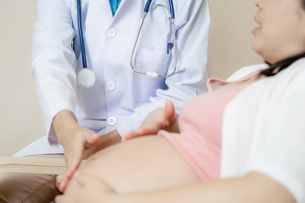 Femme enceinte et médecin gynécologue à l'hôpital