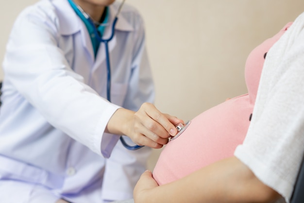 Femme enceinte et médecin gynécologue à l'hôpital