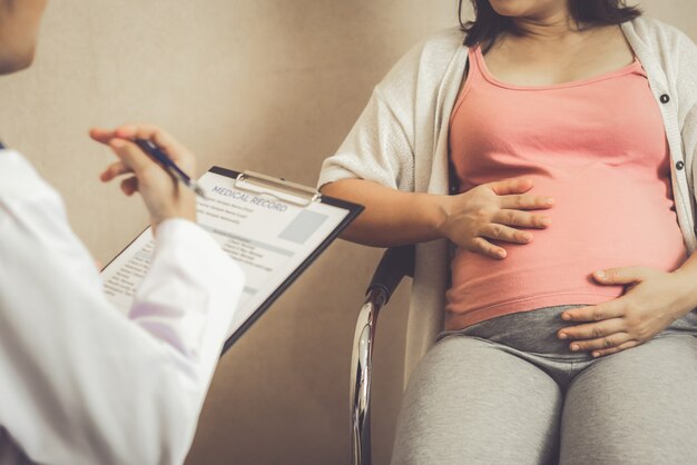 Femme enceinte et médecin gynécologue à l'hôpital