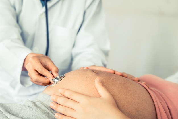 Femme enceinte et médecin gynécologue à l'hôpital