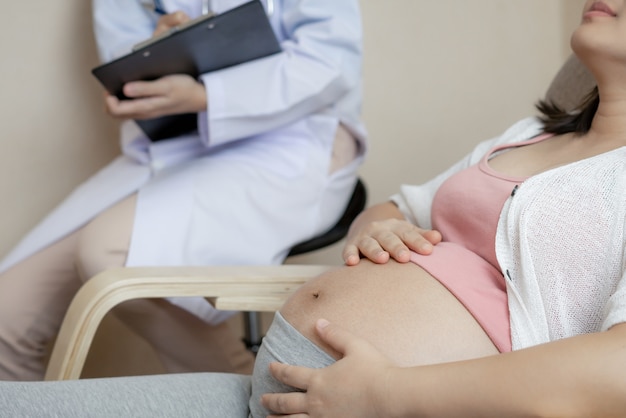 Photo femme enceinte et médecin gynécologue à l'hôpital