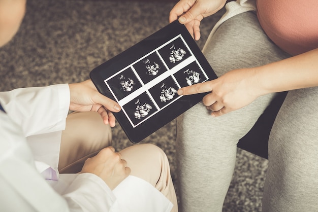 Femme enceinte et médecin gynécologue à l'hôpital