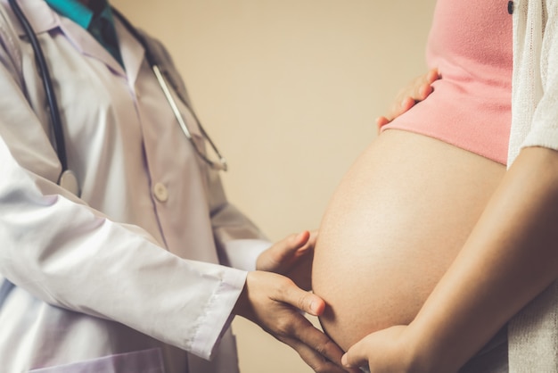 Femme enceinte et médecin gynécologue à l'hôpital