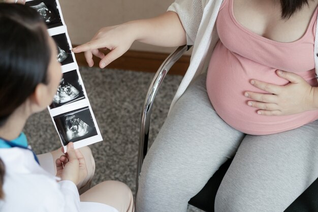 Femme enceinte et médecin gynécologue à l'hôpital