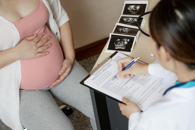 Femme enceinte avec un médecin à l'hôpital