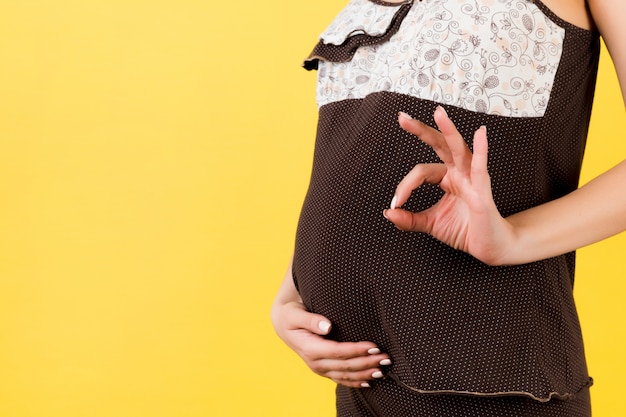 Femme enceinte montrant son ventre