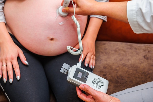 Femme enceinte obtenant une échographie du médecin