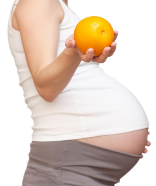 Femme enceinte et orange.isolé sur fond blanc