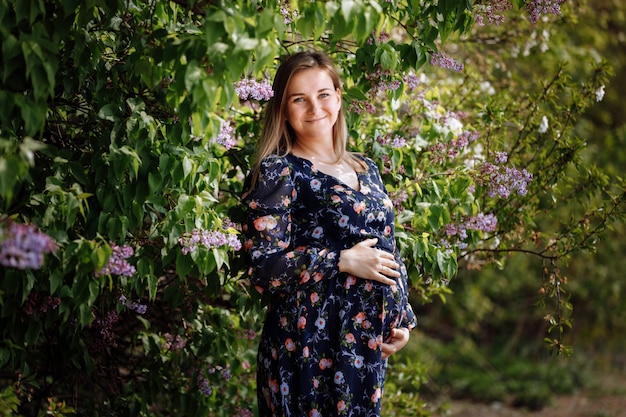 Femme enceinte parmi les fleurs