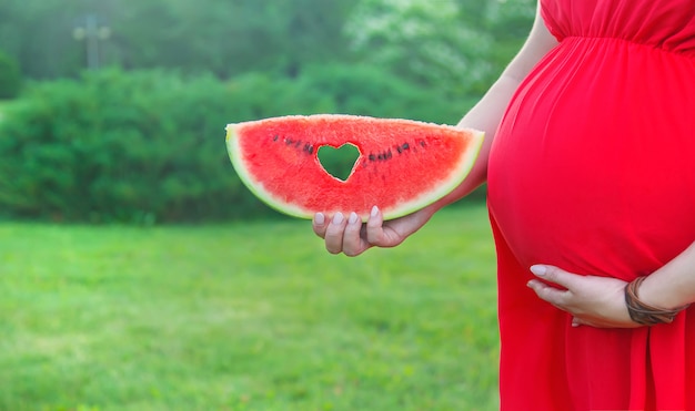 Femme enceinte avec une pastèque