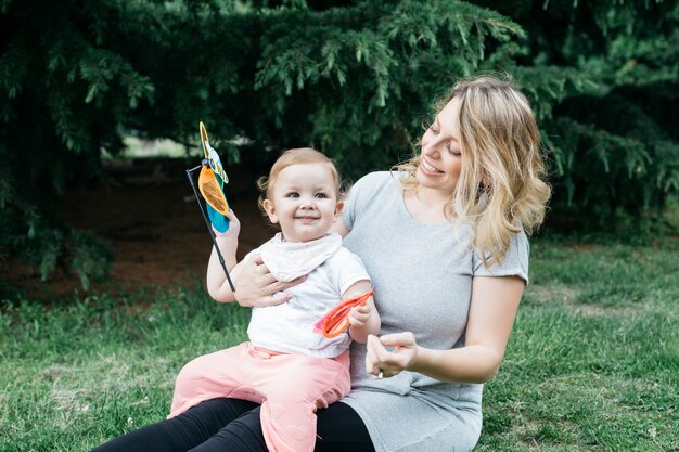 Femme enceinte et petite fille sur l&#39;herbe