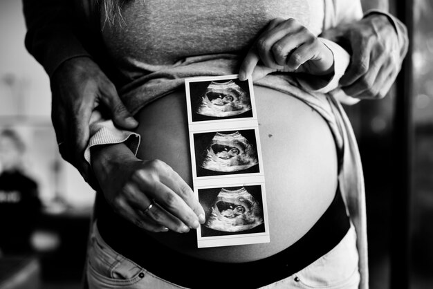 Femme enceinte et photo de bébé