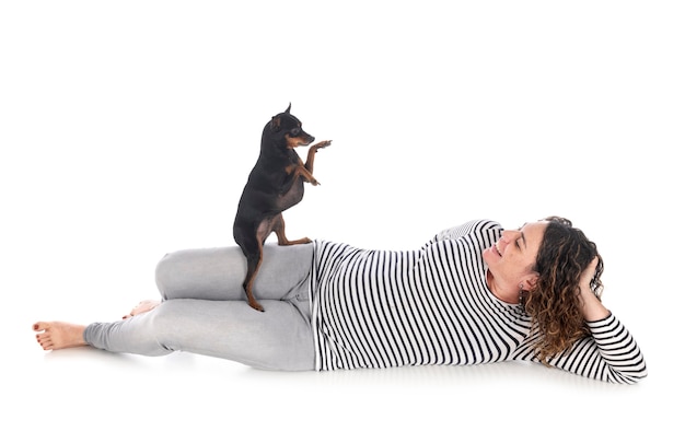 Femme enceinte et pinscher isolés sur blanc