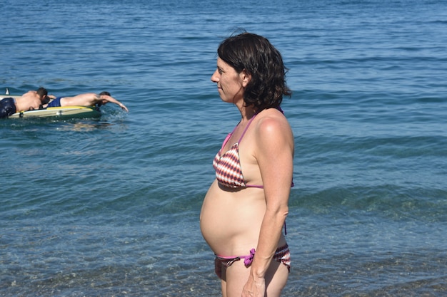 femme enceinte sur la plage