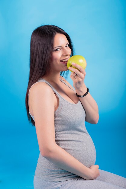 Femme enceinte avec pomme