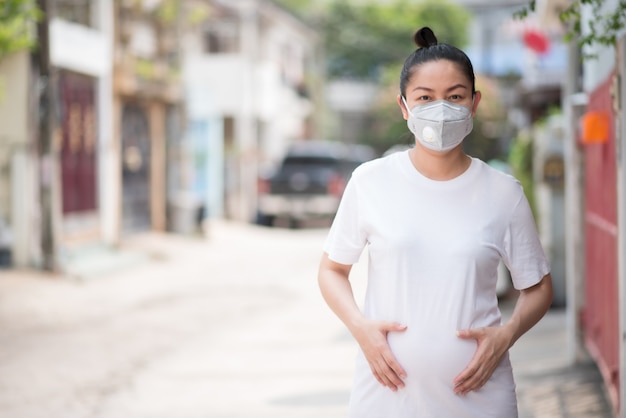 femme enceinte portant un masque