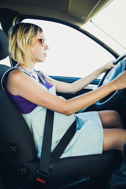 Une Femme Enceinte Porte Une Ceinture De Sécurité Dans La Voiture