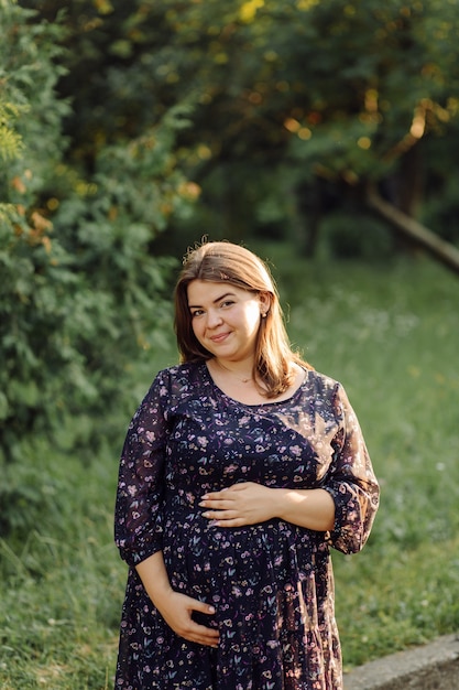 Femme enceinte posant dans le parc