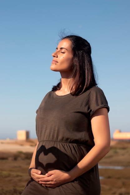 Femme enceinte pose sur les marais.