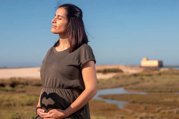 Femme enceinte pose sur les marais.