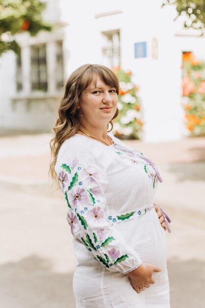 Femme enceinte, poser, dans parc