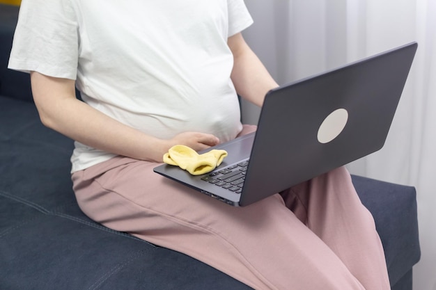 Femme enceinte pour faire des achats en ligne à la maison Utilise un ordinateur portable détient une carte de crédit bancaire