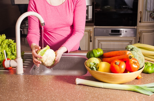 Une femme enceinte a préparé un dîner dans la cuisine. Concept d'alimentation saine