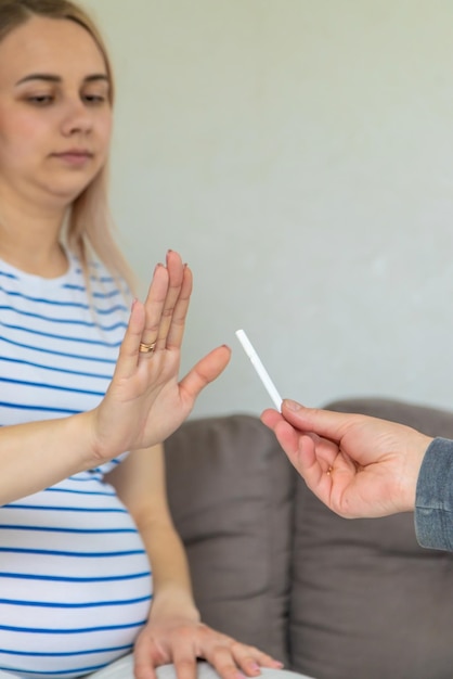 La femme enceinte refuse de fumer Mise au point sélective